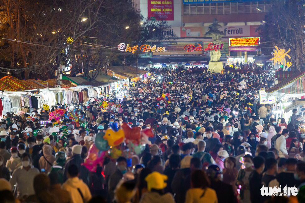 Visitors jam the route leading to Da Lat Night Market on February 5, 2022. Photo: Thien Khai / Tuoi Tre