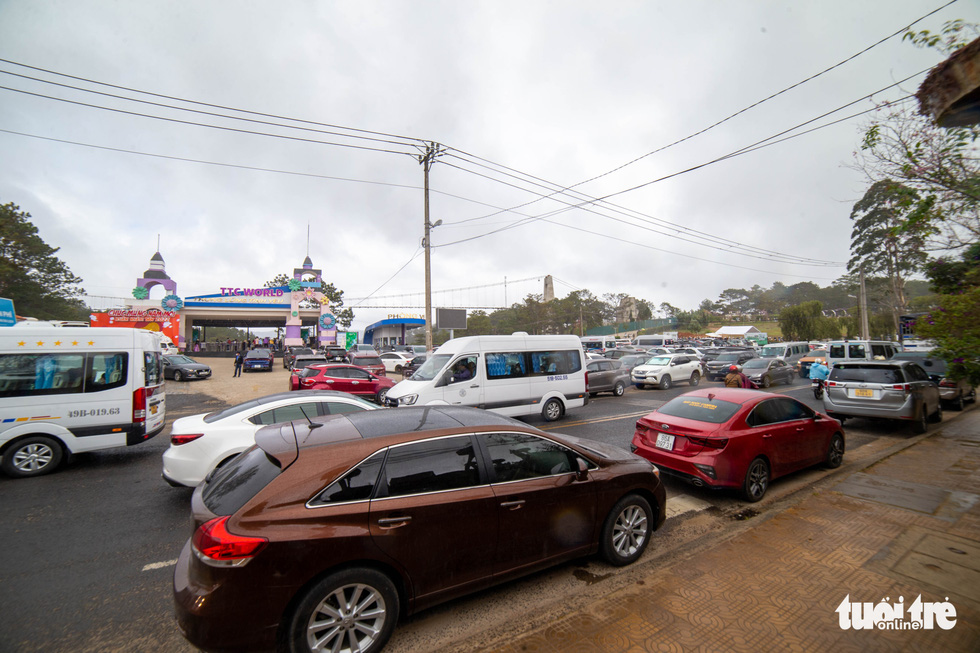 This image shows a lot of cars parked along the road leading to Thung Lung Tinh Yeu (Valley of Love) in Da Lat. Photo: Thien Khai / Tuoi Tre