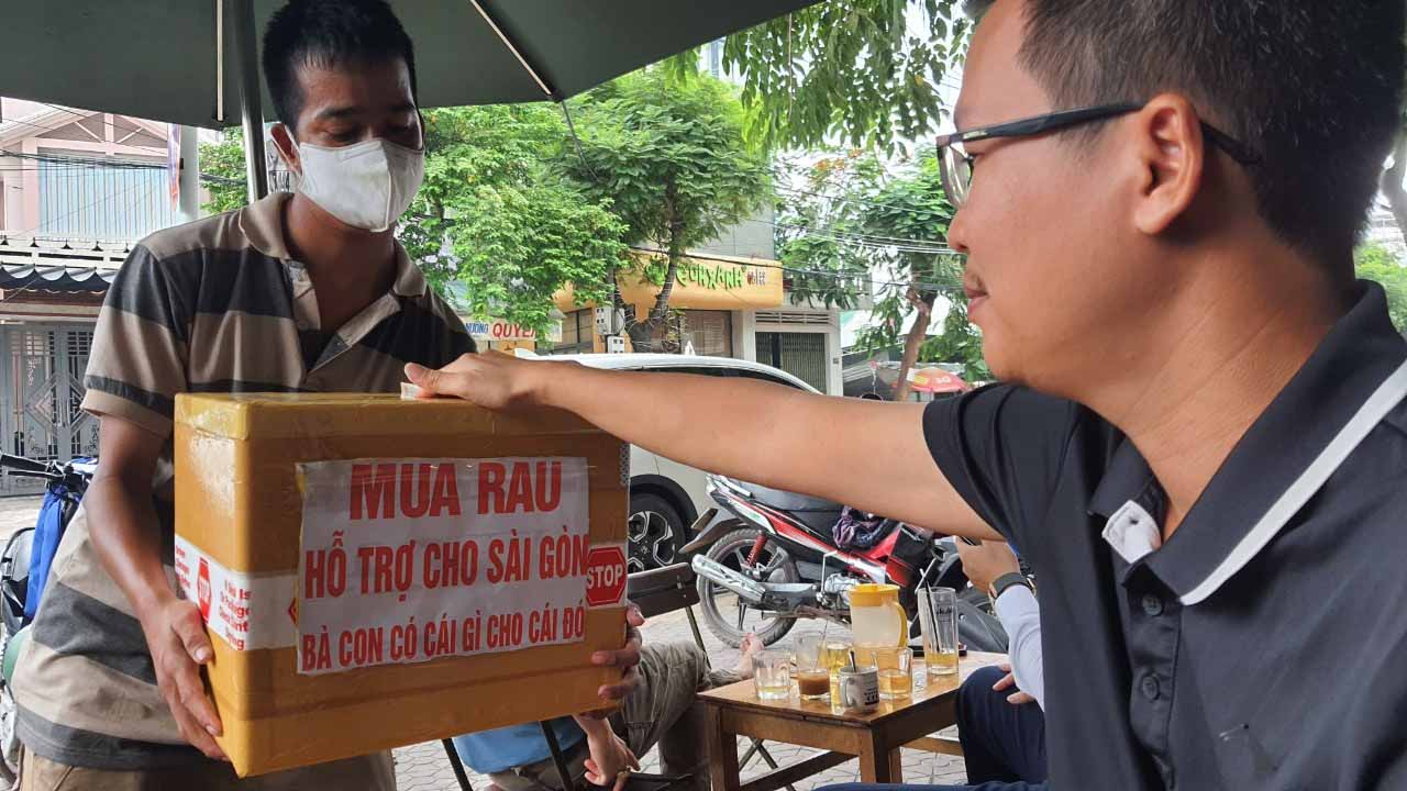 Quang Dinh Hau (left) carries a donation box to raise funds to help residents in Ho Chi Minh City, the country’s hotbed around August 2021, weather the COVID-19 storm. Photo: Tran Mai / Tuoi Tre