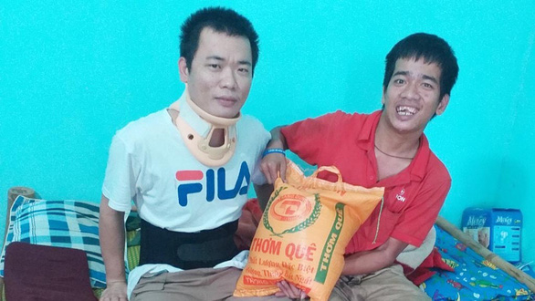 Disabled Vietnamese man spreads love to needy people