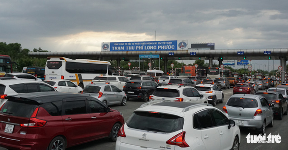 This photo shows a lot of cars waiting to get through the Long Phuoc toll station on the Ho Chi Minh City - Long Thanh - Dau Giay Expressway on late afternoon of February 6, 2022. Photo: Duc Phu / Tuoi Tre