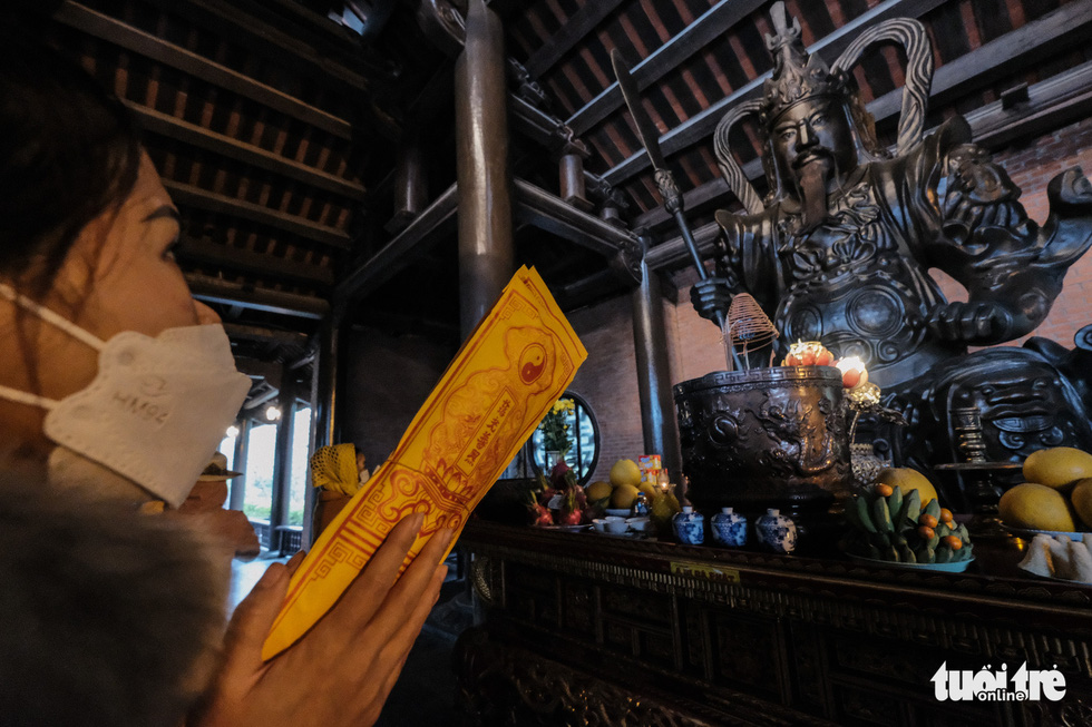 A woman prays at a prayer room at Bai Dinh Pagoda, Ninh Binh Province, Vietnam, on February 6, 2022. Photo: Tuoi Tre