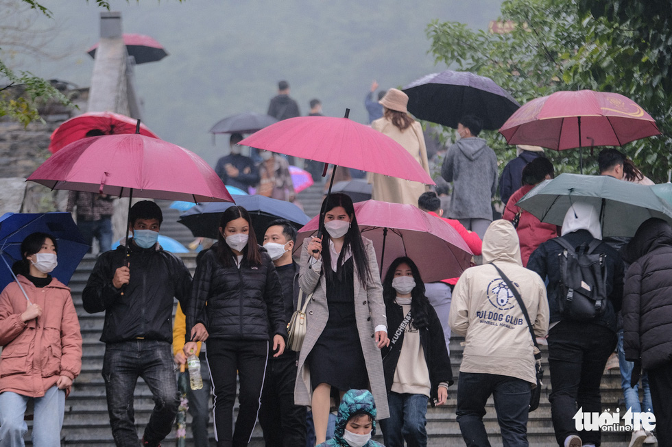 Visitors wear face masks while visiting Tam Chuc Pagoda Complex, Vietnam's largest Buddhist compound, in Ha Nam Province on February 6, 2022. Photo: Tuoi Tre