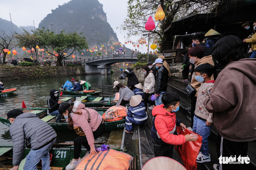 Visitor crowd a wharf at the Trang An Landscape Complex in Ninh Binh Province, Vietnam, on February 6, 2022. Photo: Tuoi Tre