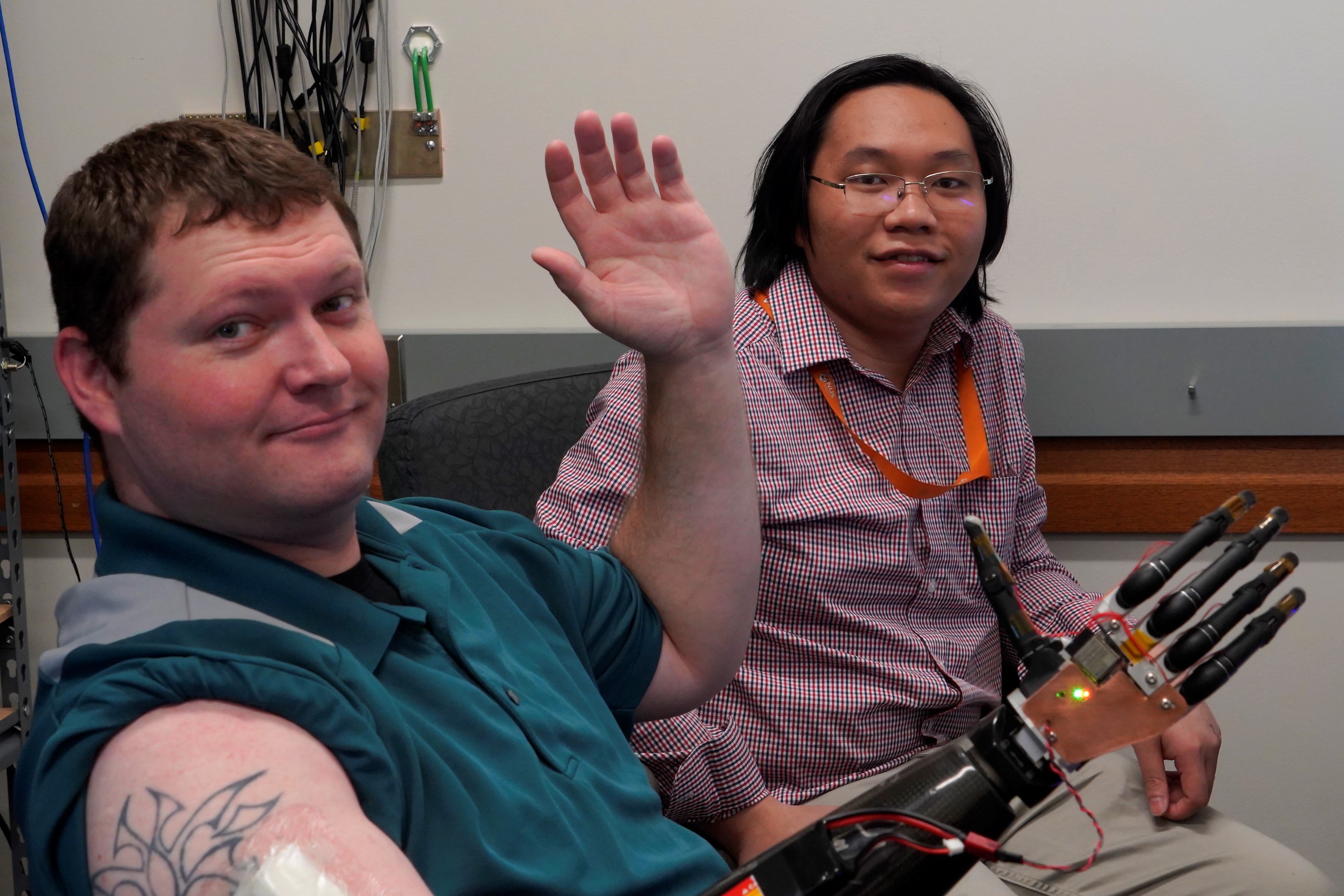 Volunteer Cameron Slavens sits next to Nguyen Anh Tuan as he visits the lab at the University of Minnesota in the U.S. (photo by Dr. Nguyen Anh Tuan)