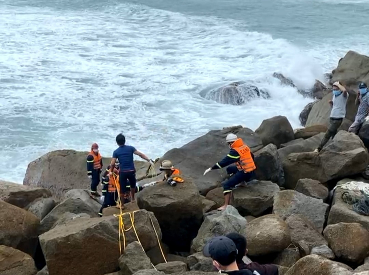 Two drown as group of visitors stand on sea cliff to take photos in Vietnam