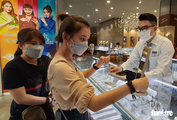 Customers buy gold at a jewelry shop in Ho Chi Minh City on February 8, 2022. Photo: Cong Trieu / Tuoi Tre