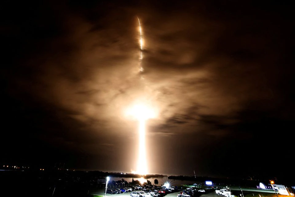 A SpaceX Falcon 9 rocket, with the Crew Dragon capsule, is launched carrying three NASA and one ESA astronauts on a mission to the International Space Station at the Kennedy Space Center in Cape Canaveral, Florida, U.S. November 10, 2021. Photo: Reuters
