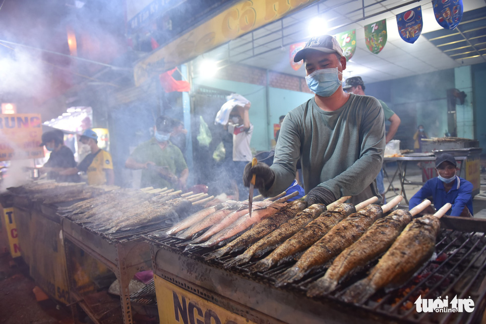 Ho Chi Minh City snakehead stalls pull all-nighter in preparation for God of Wealth Day