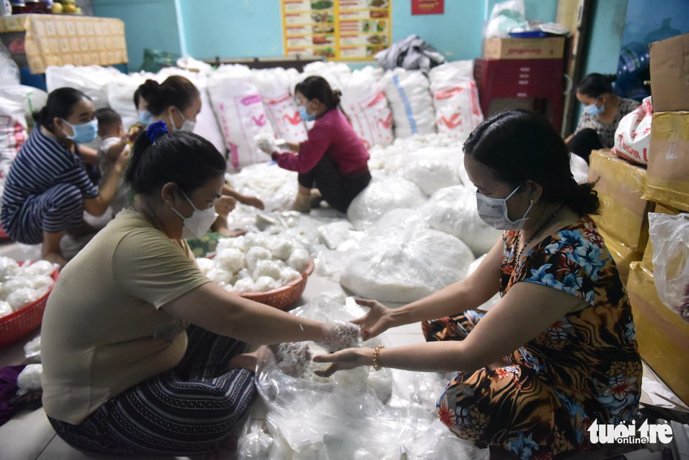 Workers divide vermicelli into side dish portions at a shop in Tan Phu District, Ho Chi Minh City, February 9, 2022. Photo: Ngoc Phuong / Tuoi Tre