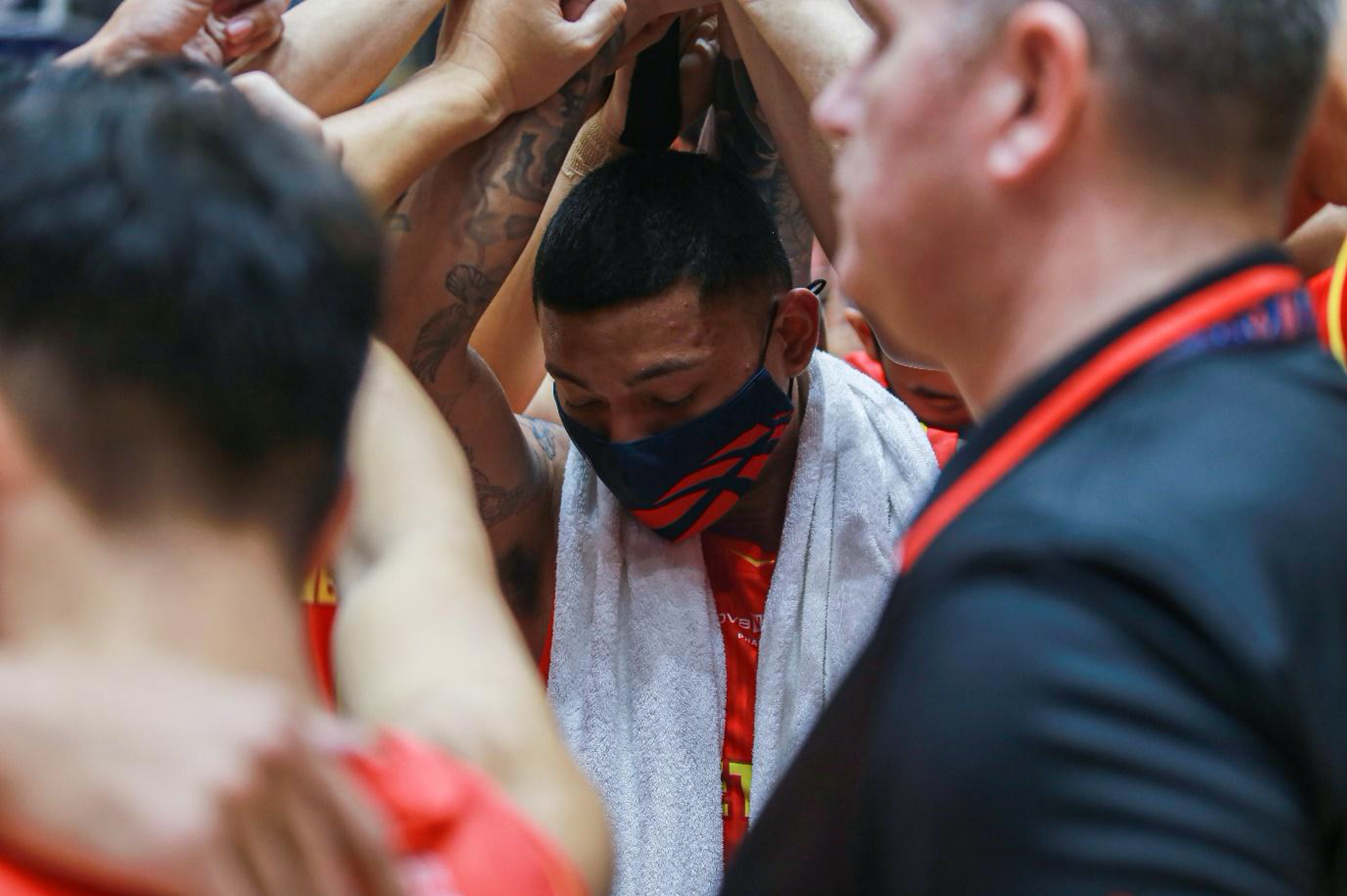 Richard Nguyen of the Vietnamese national basketball team is supported by his coach and teammates. Photo: VBA