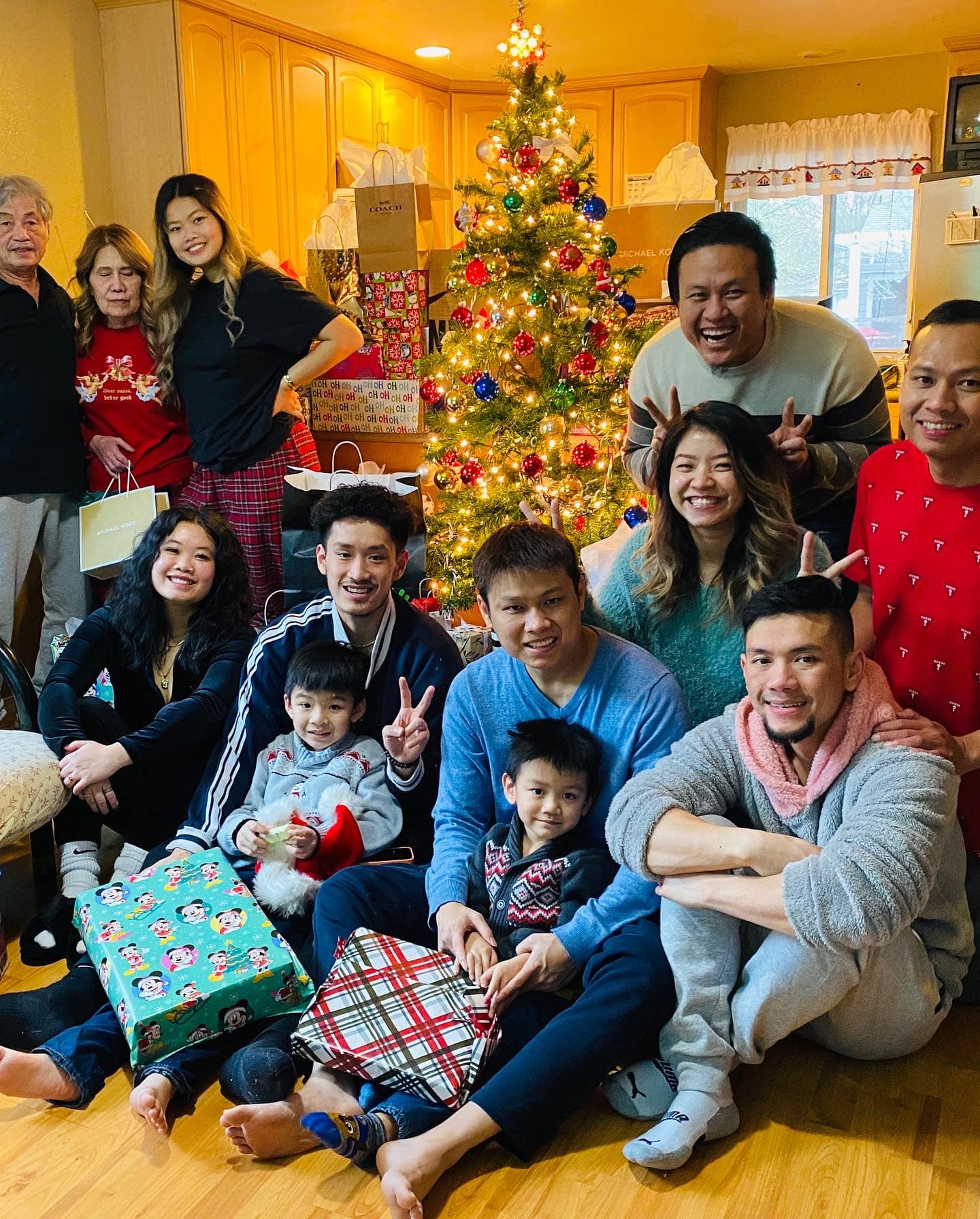 Khoa Tran spends Christmas with his family in the United States. Photo: VBA