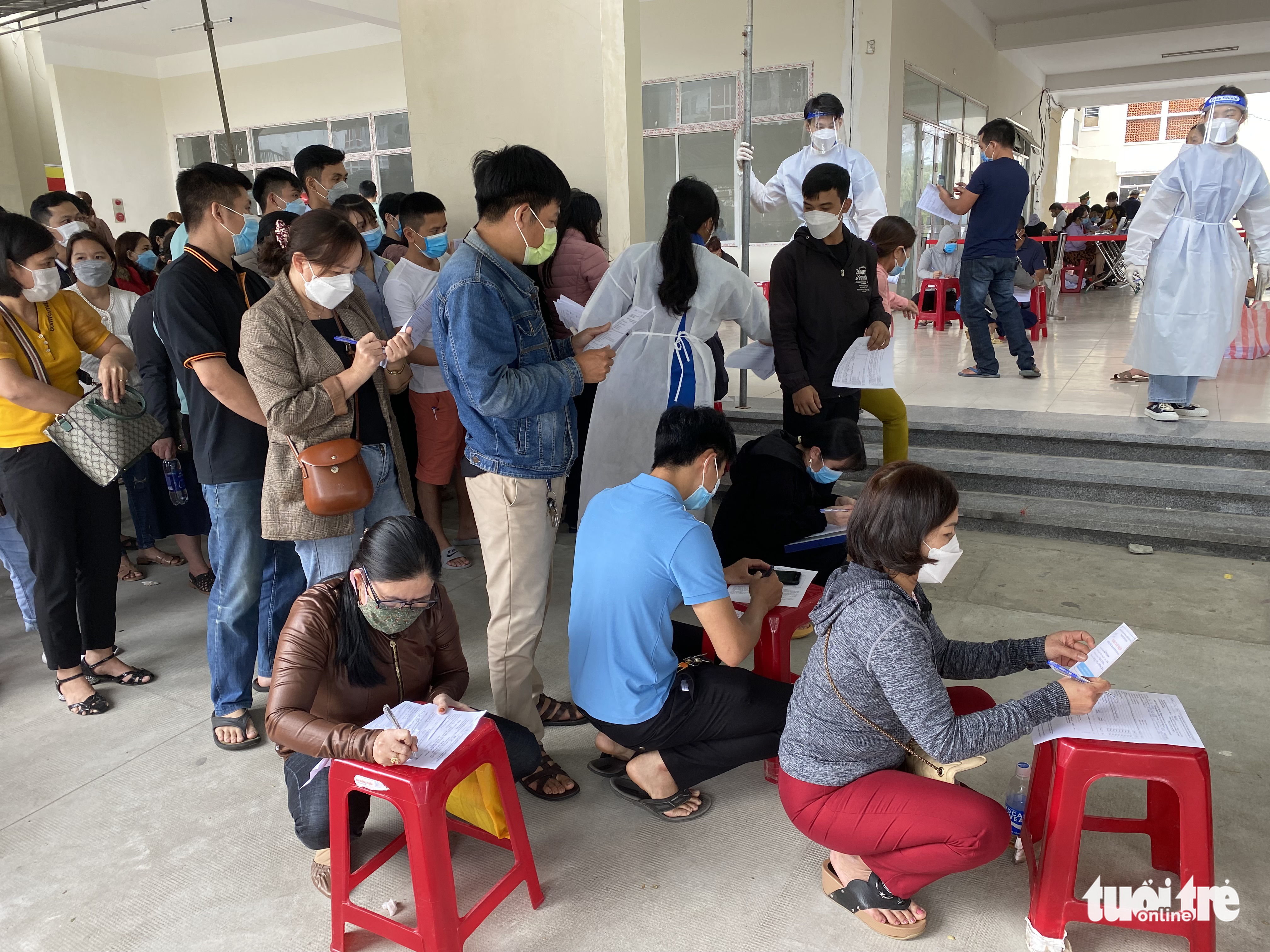 People wait to get vaccinated against COVID-19 in Da Nang City, Vietnam after the Lunar New Year holiday, February 10, 2022. Photo: B.D. / Tuoi Tre