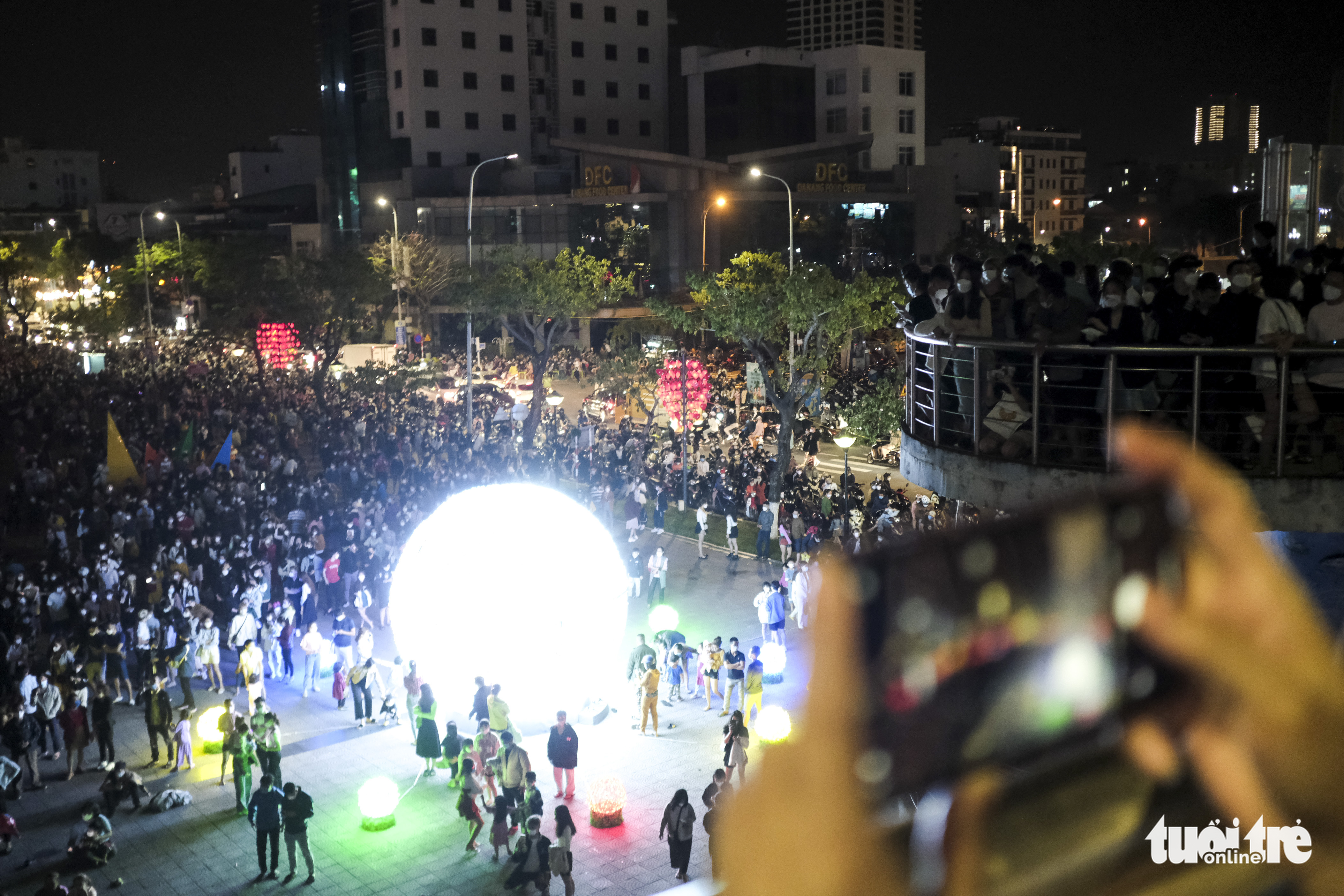 Thousands gather at a park near Dragon Bridge to witness the performance in Da Nang City, Vietnam, February 12, 2022. Photo: Tan Luc / Tuoi Tre