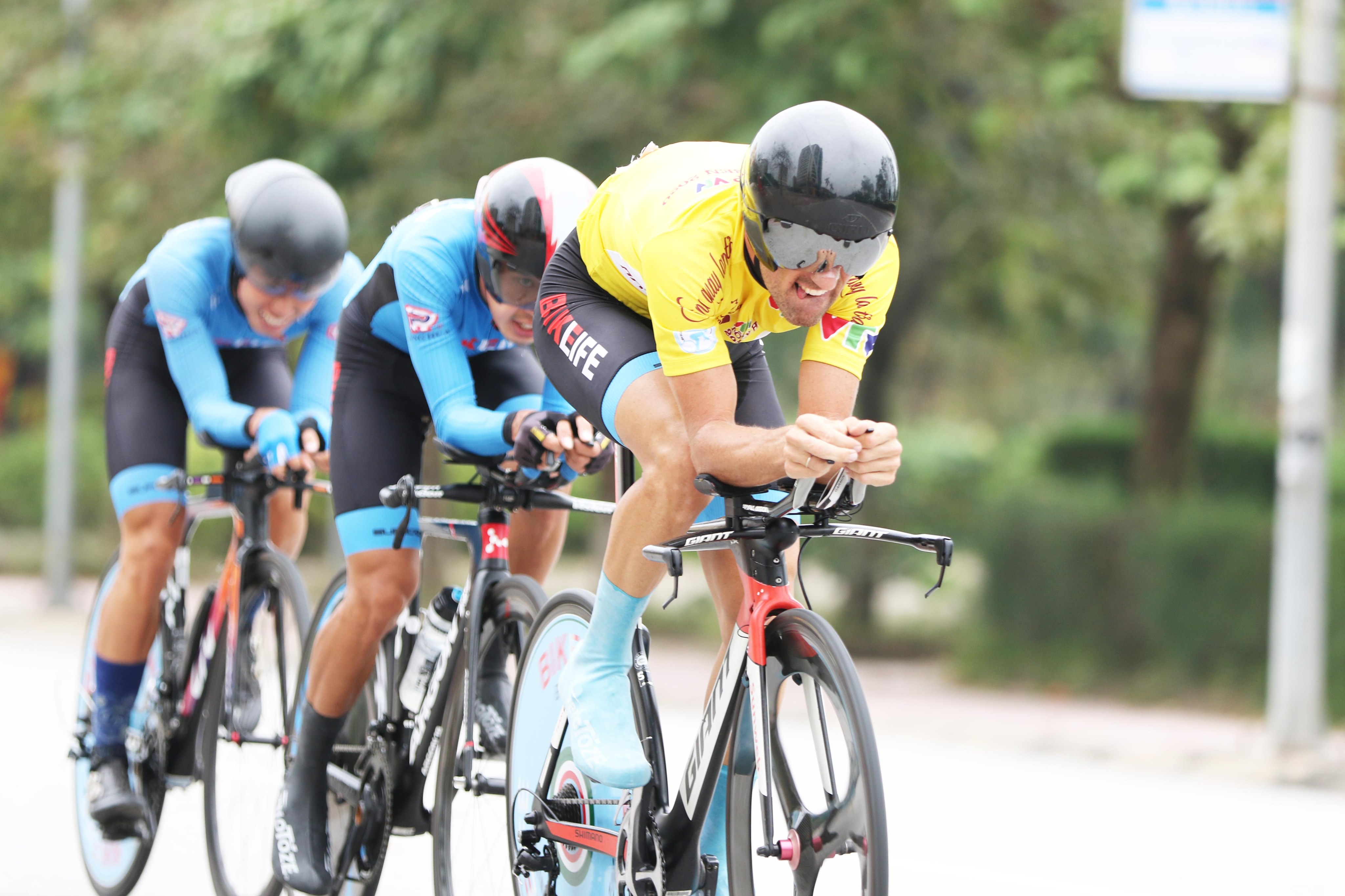 Vietnamese cycling tourney’s French champion bids farewell to southern team after five years