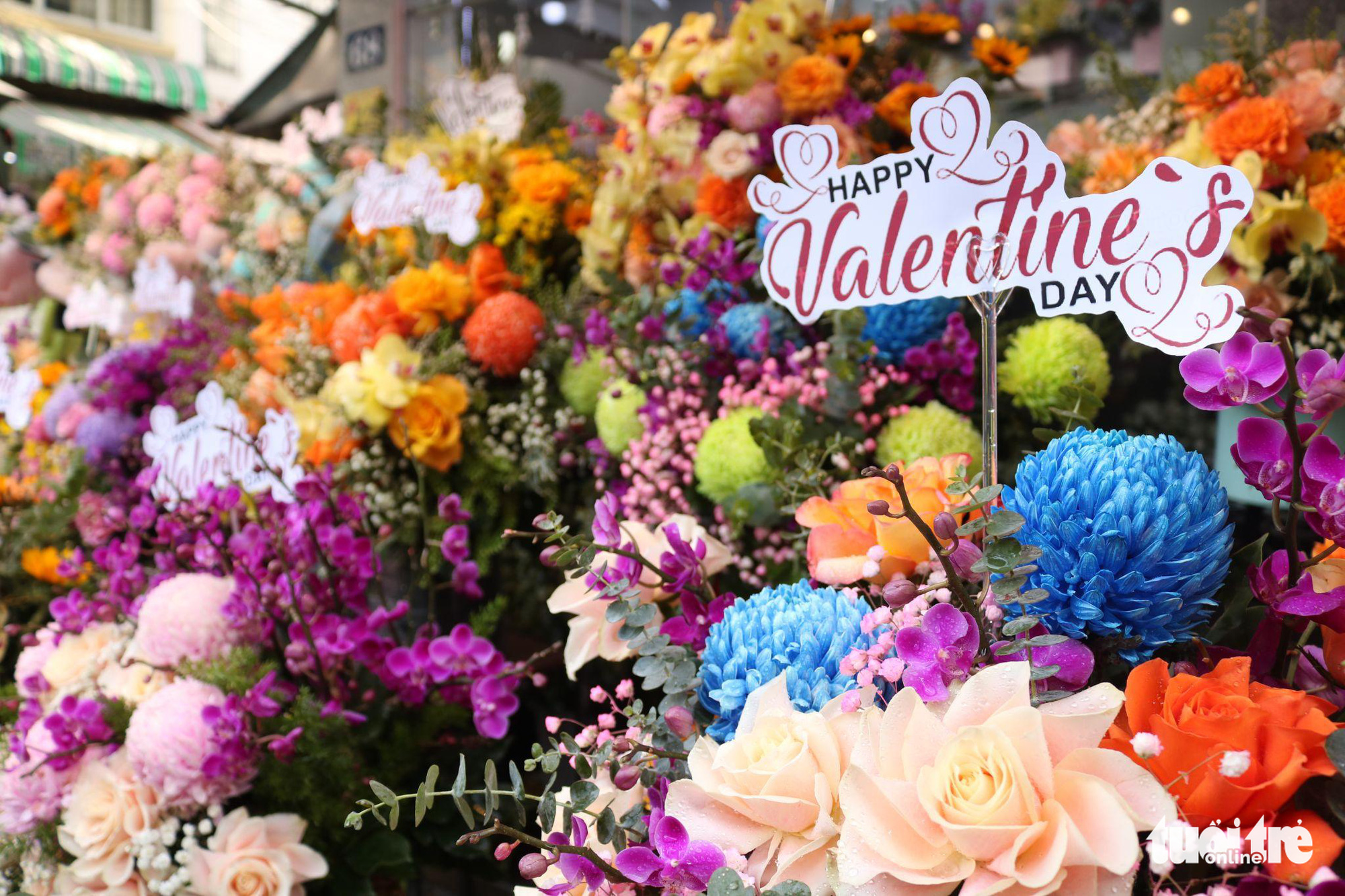 Valentine’s Day flowers are sold at Ho Thi Ky flower market in District 10, Ho Chi Minh City. Photo: Vien Vy / Tuoi Tre