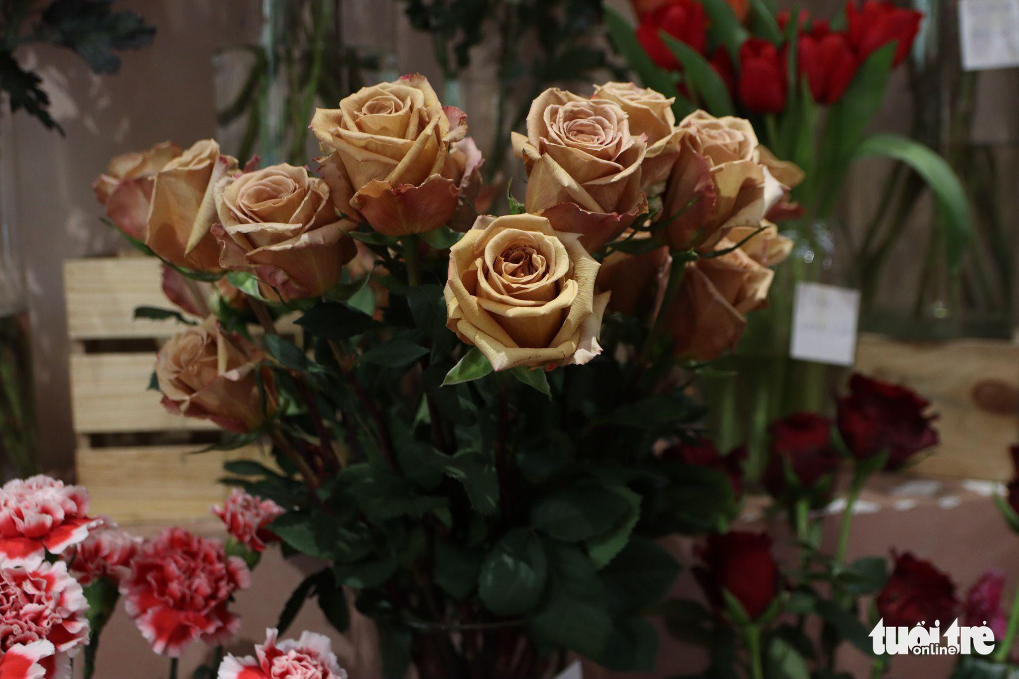 Toffee roses stand out with their unique color. Photo: Vien Vy / Tuoi Tre