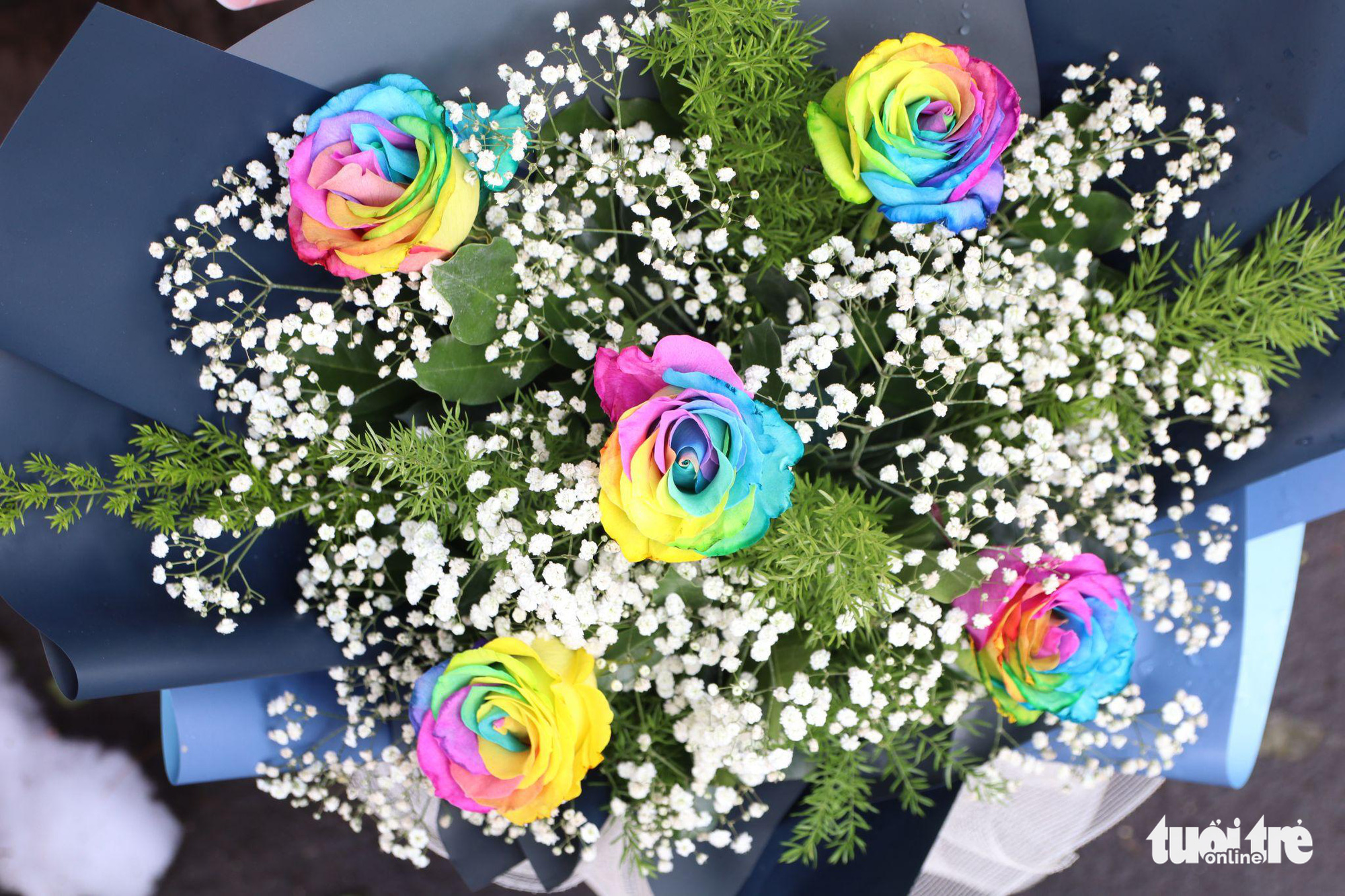 A bouquet of roses with multiple colors. Photo: Vien Vy / Tuoi Tre