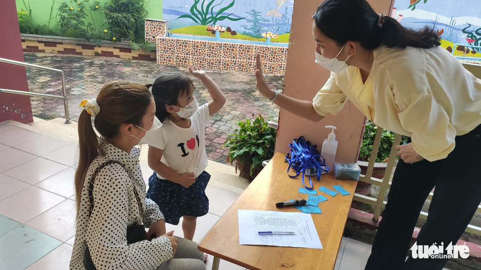 A preschooler is welcomed by her teacher at Preschool 10 in District 11, Ho Chi Minh City.  Photo: My Dung / Tuoi Tre