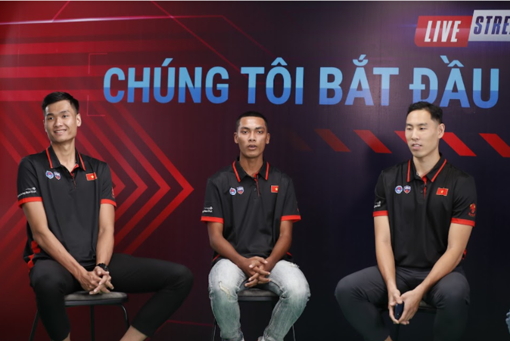 The Vietnamese national basketball team players attend a live-streamed session after the 2021 VBA. Photo: VBA