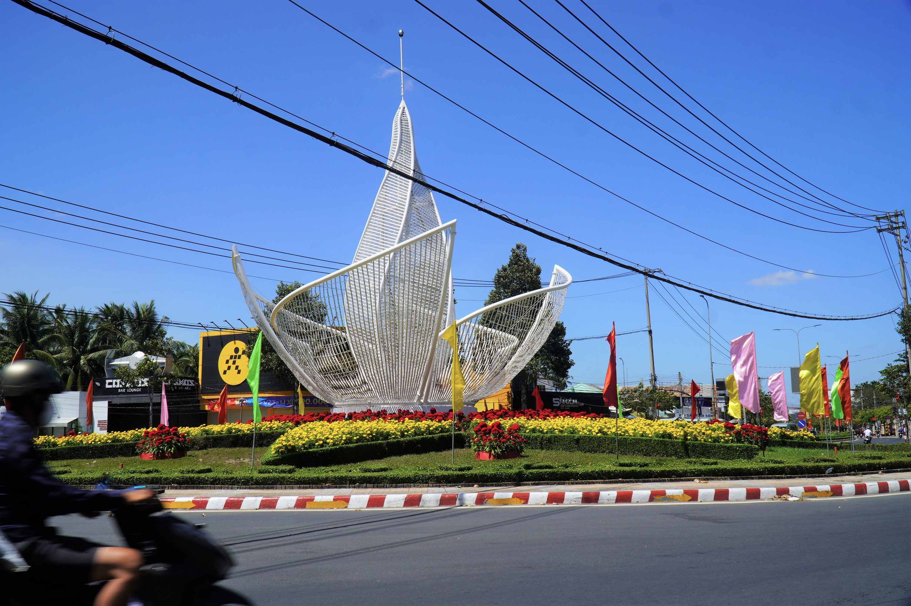 A lighting work is pictured at the intersection of Dong Tay Boulevard and Dong Khoi Boulevard in Ben Tre Province, Vietnam. Photo: Mau Truong / Tuoi Tre