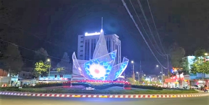 Roundabout monument said to threaten driving safety in Vietnam’s Mekong Delta