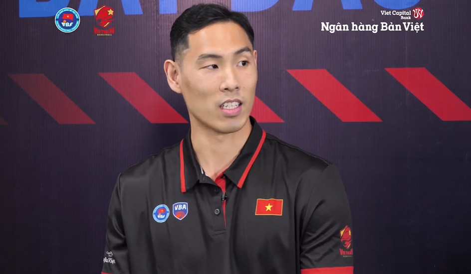 The Vietnamese national basketball team’s Justin Young attends a live-streamed session after the 2021 VBA. Photo: VBA