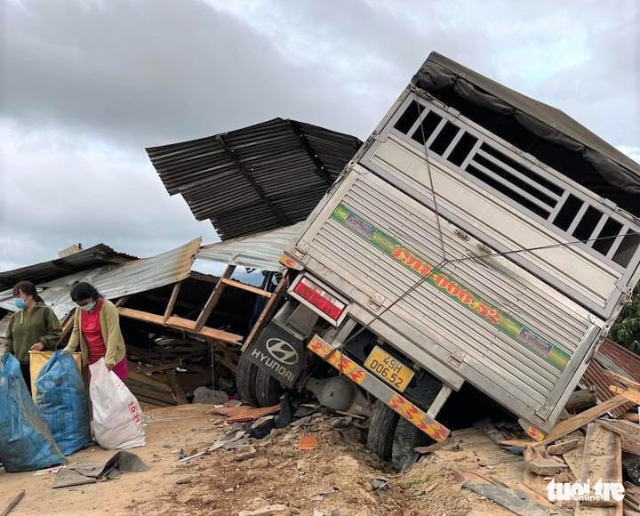 The truck crashes into the house after sliding down a slope in Lam Dong Province, Vietnam, February 14, 2022. Photo: P.Quan / Tuoi Tre