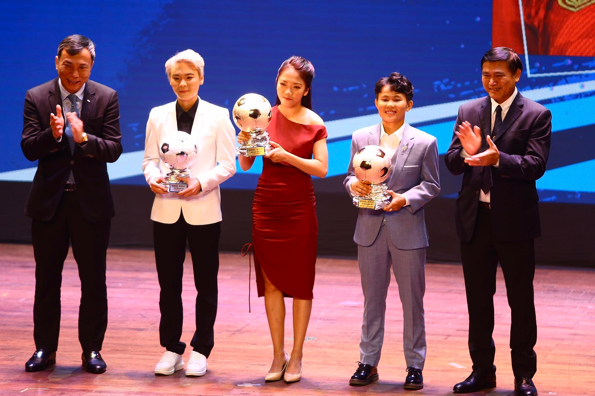 Cu Thi Huynh Nhu (center), Pham Hai Yen (second left) and Nguyen Thi Bich Thuy (second right) win the women’s football Golden, Silver and Bronze Ball awards, respectively, at a ceremony in Ho Chi Minh City, February 16, 2022. Photo: H. Tung / Tuoi Tre