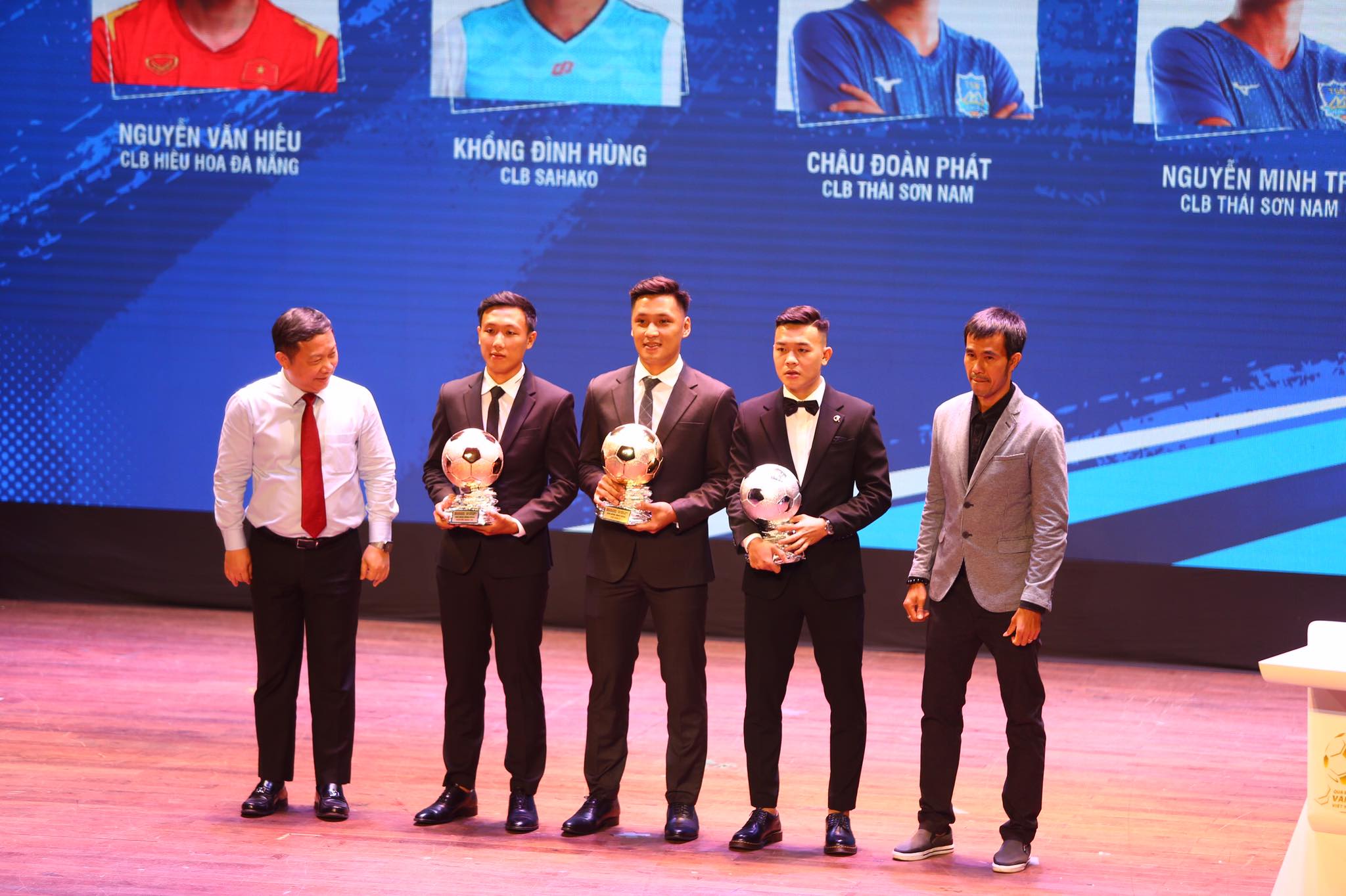 Ho Van Y (center), Chau Doan Phat (second right) and Nguyen Minh Tri (second left) win the futsal Golden, Silver and Bronze Ball awards, respectively, at a ceremony in Ho Chi Minh City, February 16, 2022. Photo: H. Tung / Tuoi Tre