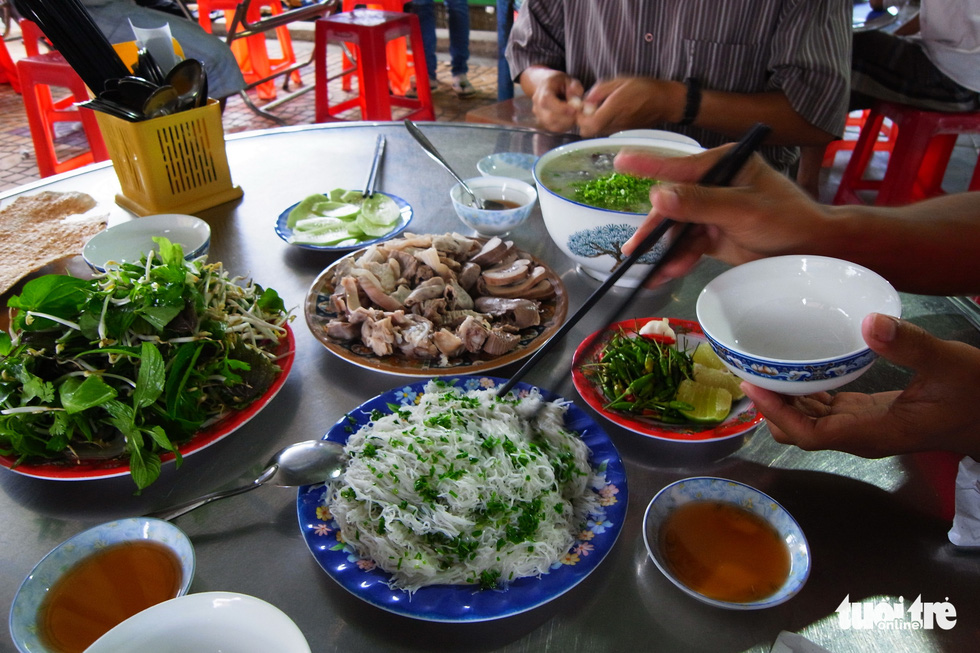 'Banh hoi' (soft thin vermicelli noodles) and 'chao long' (intestine porridge) at Hoa Da stall at Hoa Da Village, An My Commune, Tuy An District, Phu Yen Province.