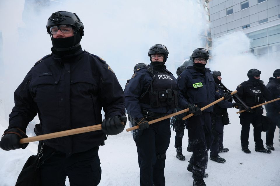 Canadian Police officers move protestors towards parliament hill, as they work to restore normality to the capital while trucks and demonstrators continue to occupy the downtown core for more than three weeks to protest coronavirus disease (COVID-19) restrictions in Ottawa, Ontario, Canada, February 19, 2022. Photo: Reuters