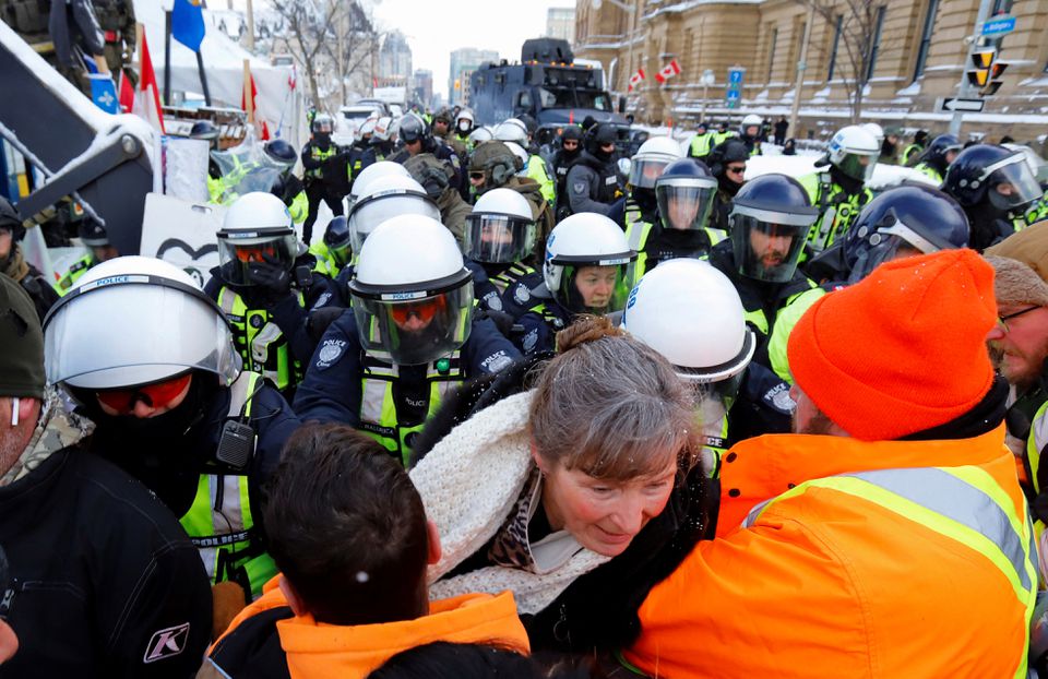 Canadian police advance push protestors back in front of Parliament Hill as police work to restore normality to the capital as trucks and demonstrators continue to occupy the downtown core to protest COVID-19 restrictions in Ottawa, Ontario, Canada, February 19, 2022. Photo: Reuters