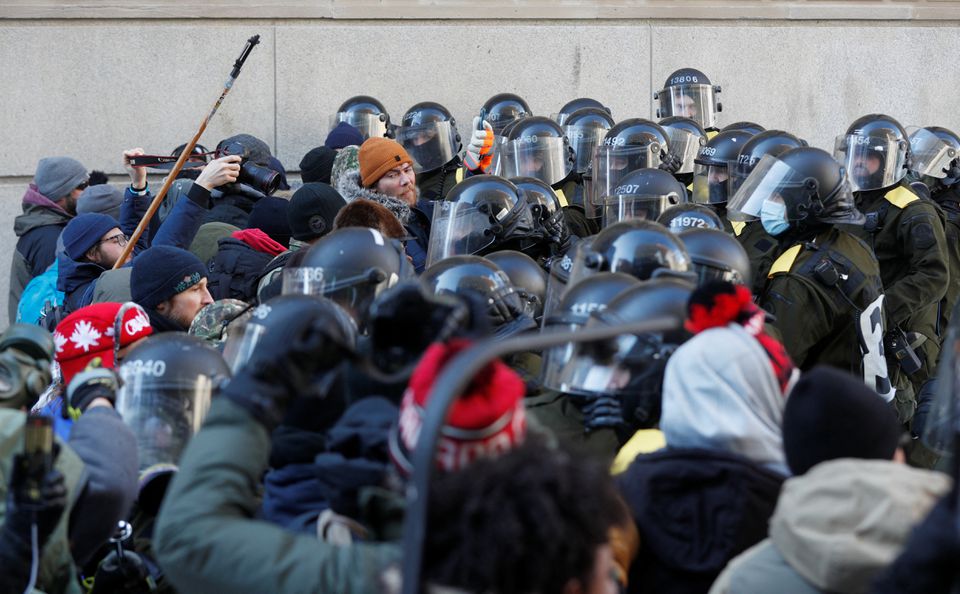 Canadian police officers clash with protestors, as they work to restore normality to the capital while trucks and demonstrators continue to occupy the downtown core for more than three weeks to protest against pandemic restrictions in Ottawa, Ontario, Canada, February 19, 2022. Photo: Reuters