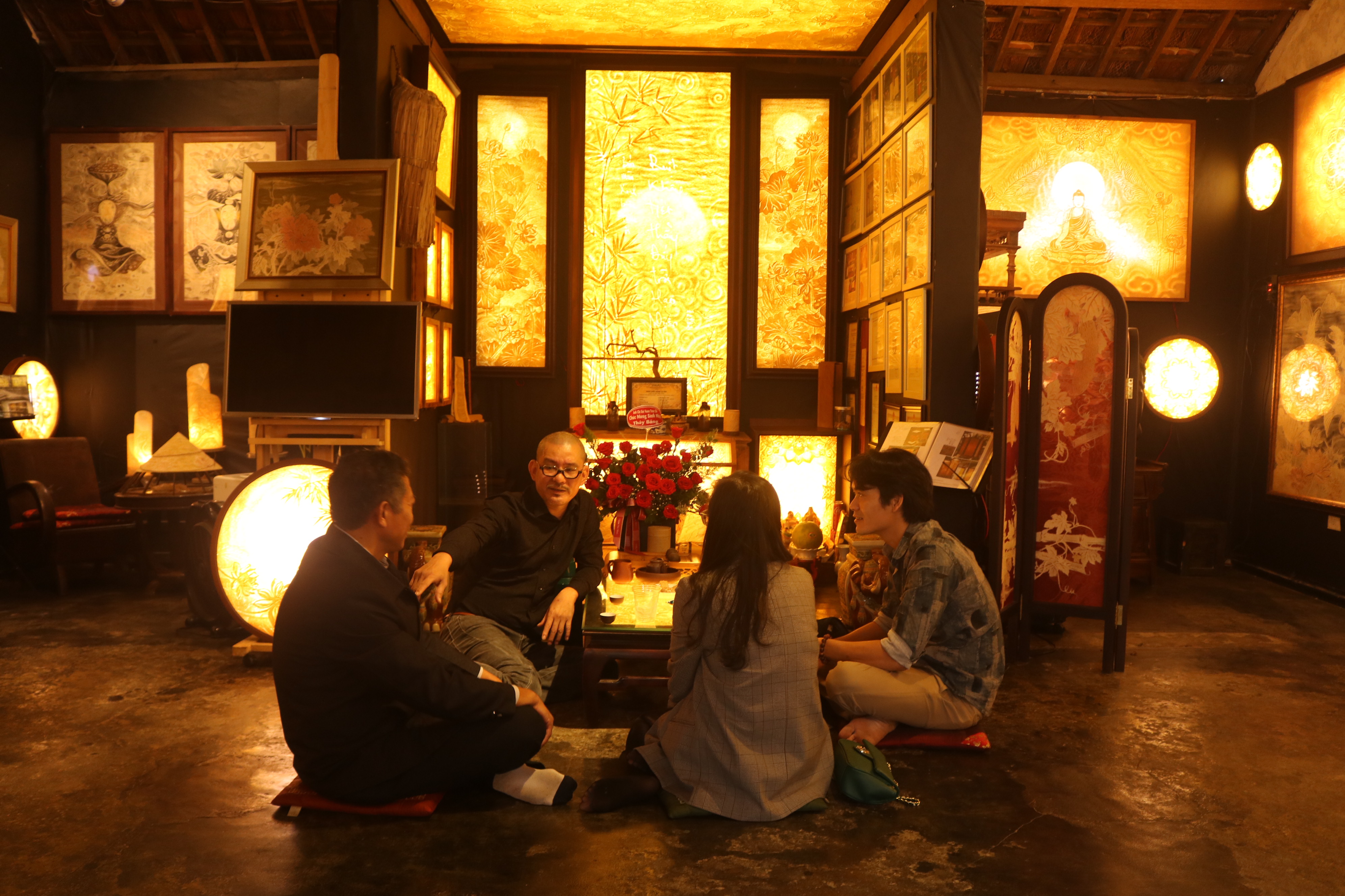 Artist Phan Hai Bang talks with visitors at Truc Chi Garden in Hue. Photo: Hoang An / Tuoi Tre News