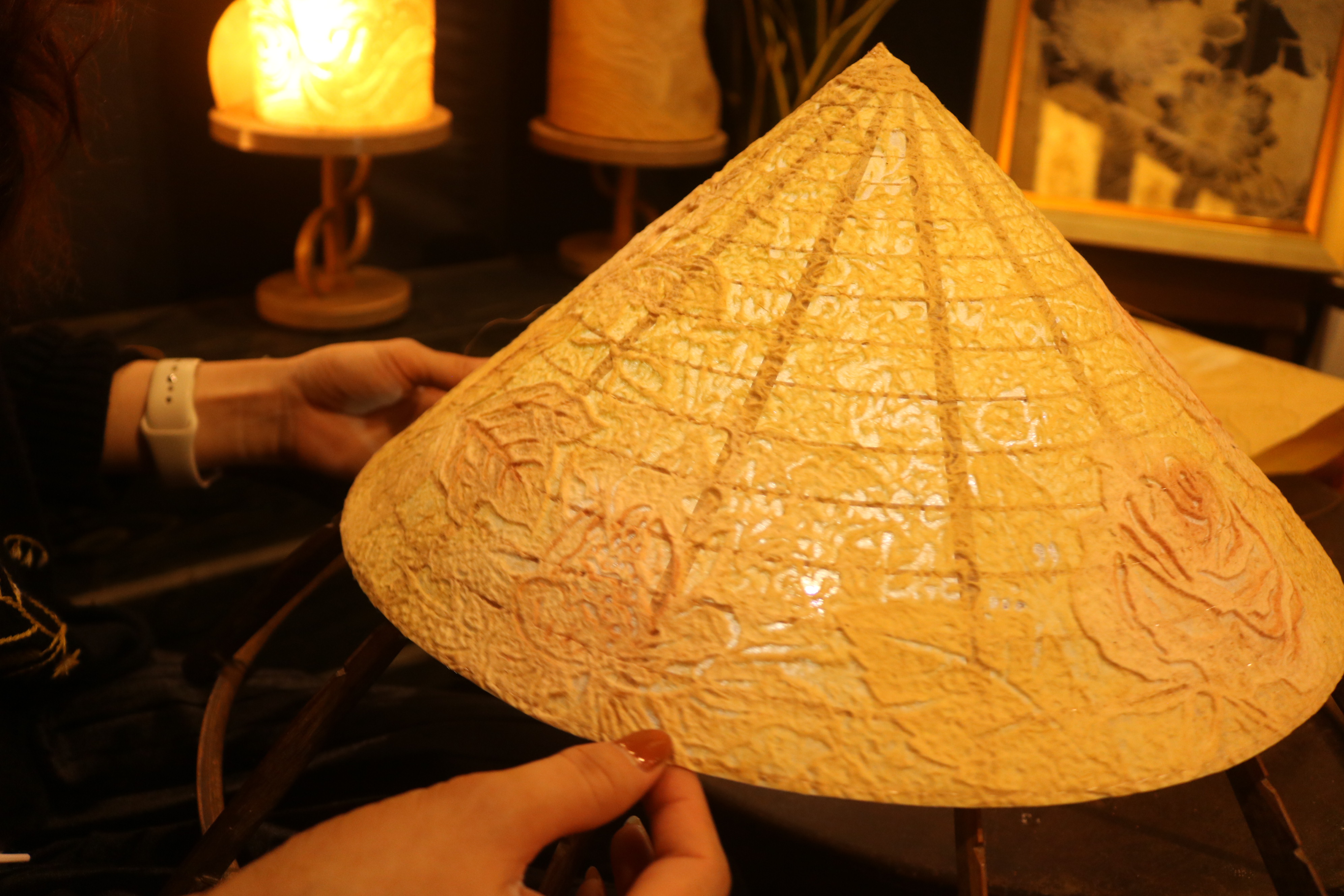 A close up of trucchigraphy on a non la (Vietnamese conical hat) at Truc Chi Garden in Hue. Photo: Hoang An / Tuoi Tre News