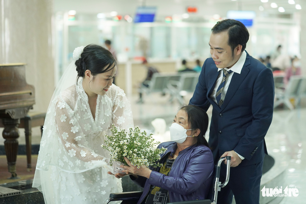 A patient gives a bunch of flowers and wishes the couple the best in their upcoming marriage journey.