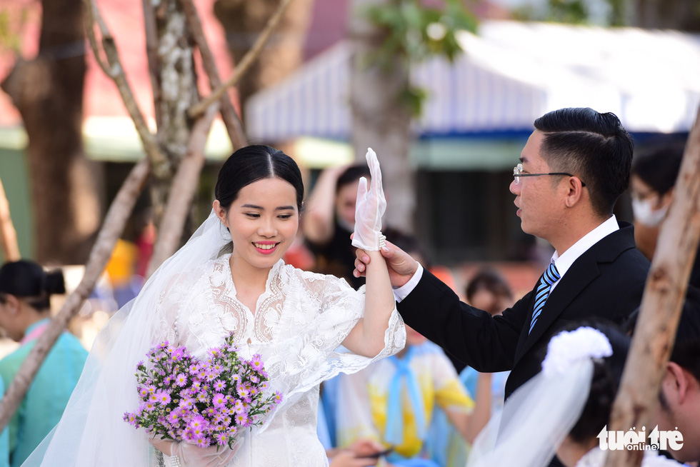 Doctor Nguyen Van Khien and his wife have a memorable moment on their big day.