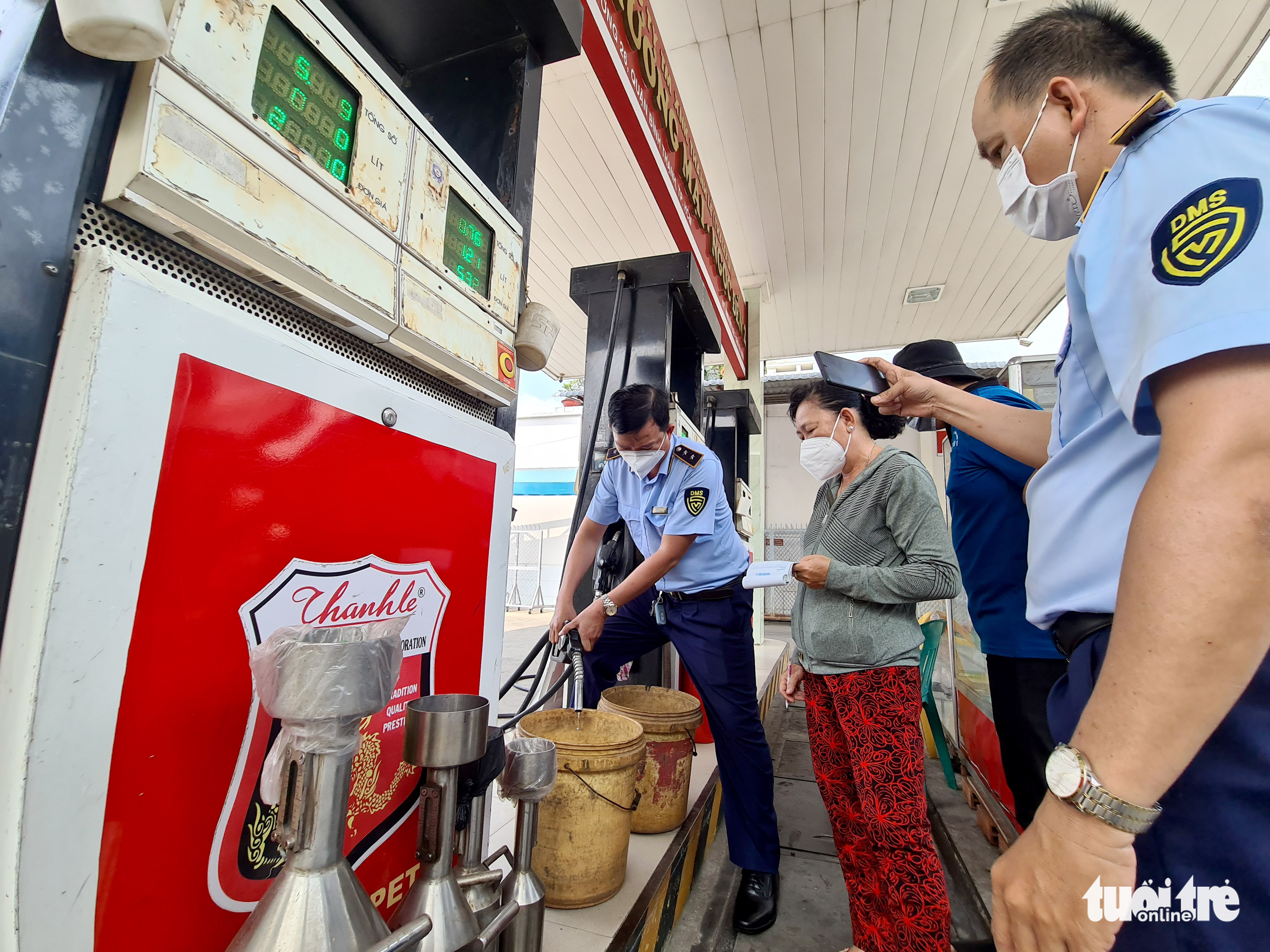 Market management officers inspect a filling station in Binh Thanh District, Ho Chi Minh City, February 20, 2022. Photo: Ngoc Hien / Tuoi Tre