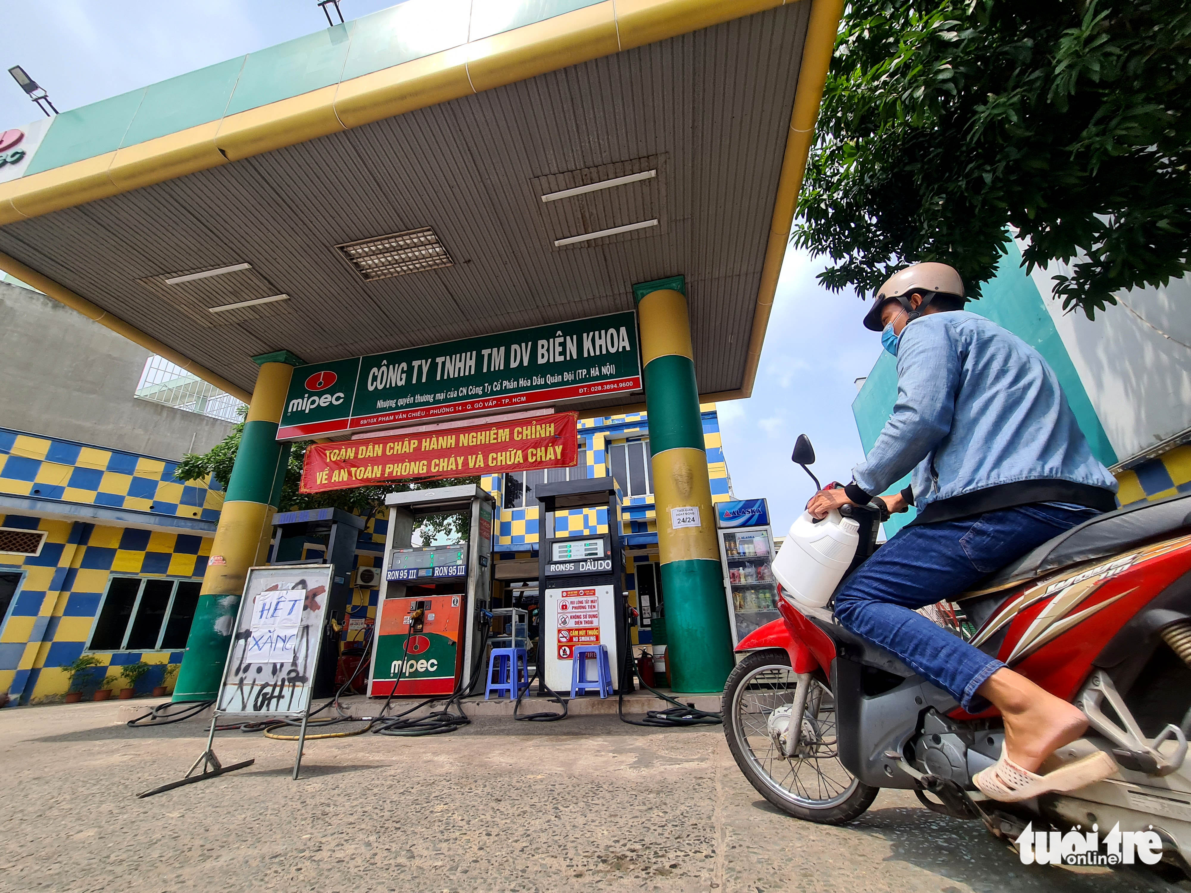 Ho Chi Minh City residents struggle to buy gasoline