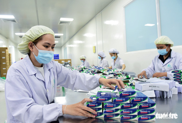 This photo shows workers producing Molravir 400mg at Boston Vietnam Pharmaceutical Joint Stock Company in Binh Duong Province. Photo: Duyen Phan / Tuoi Tre