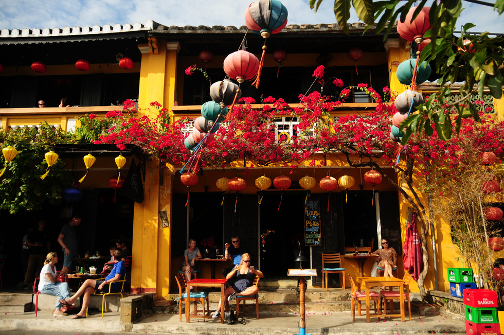 Visitors are seen at a café in Hoi An Ancient Town, located in the central province of Quang Nam, in February 2020. Photo: B.D. / Tuoi Tre
