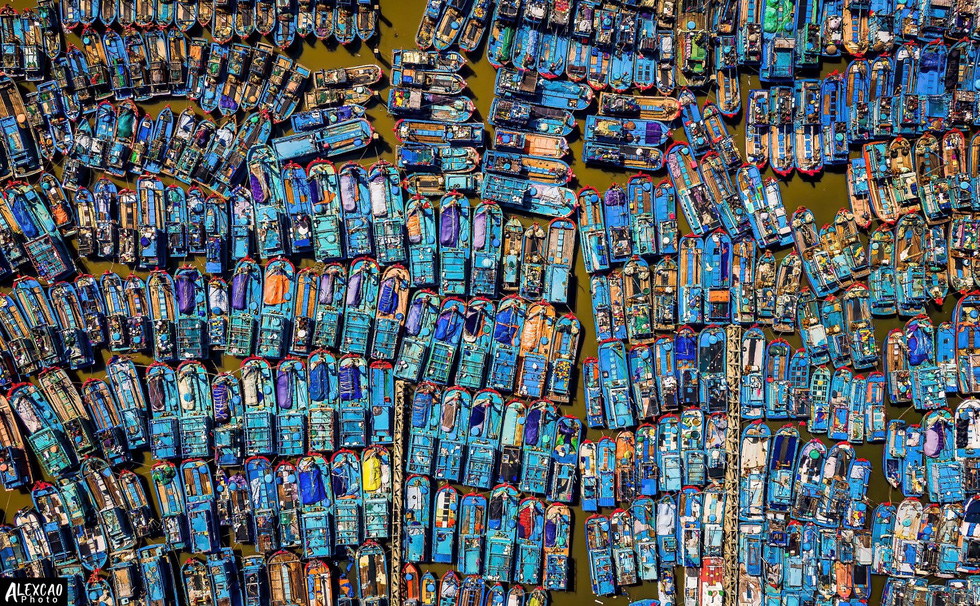 Alex Cao’s photo “Matrix of Boats” captures the moment of fishermen's boats lined up neatly when anchored to avoid super typhoon No. 9. Storm in Quang Ngai Province, Vietnam. Photo: Alex Cao