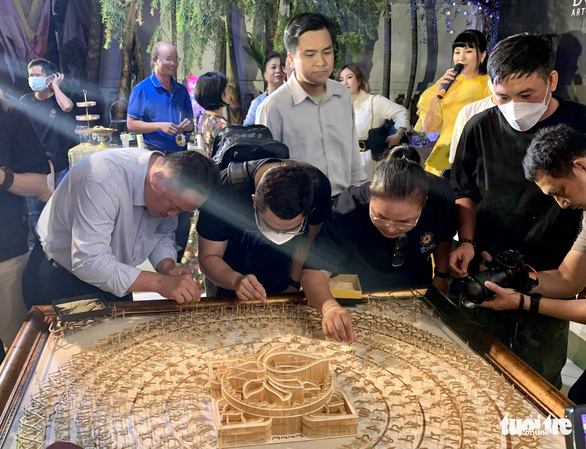 People joined Hoang Tuan Long’s model of mandala at an event to announce the project on February 21, 2022. Photo: Phuong Nam / Tuoi Tre