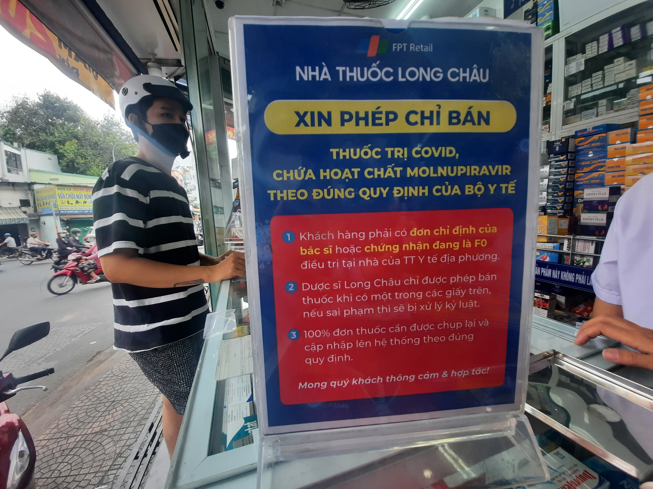 A sign showing the requirements that people must meet to buy antiviral medicine at a store of Long Chau Pharmacy in Ho Chi Minh City. Photo: Thu Hien / Tuoi Tre