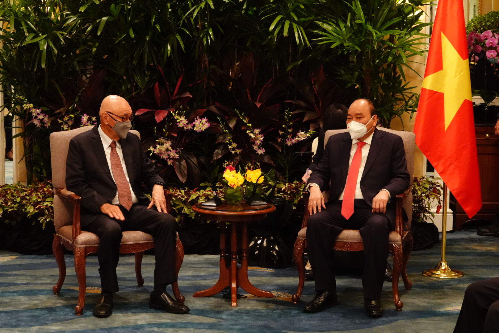Vietnamese State President Nguyen Xuan Phuc (R) meets Ang Kong Hua, chairman of Sembcorp Industries, in Singapore, February 25, 2022. Photo: Vien Su / Tuoi Tre