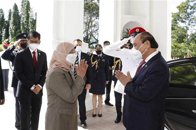 Vietnamese president welcomed by Singaporean counterpart during state visit