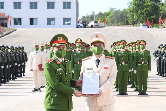 Lieutenant General Pham Quoc Cuong (left), Commander of the Mobile Police Command, hands the appointment decision of the director position of the national center for counter-terrorism training to Colonel Trieu Van Minh during a ceremony in Quang Ninh Province, Vietnam, February 23, 2022. Photo: Vietnam Government Portal