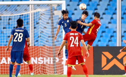 Tran Bao Toan heads home to earn Vietnam the decisive goal against Thailand in the ASEAN Football Federation (AFF) U23 Championship final in Cambodia, February 26, 2022. Photo: Hoang Tung / Tuoi Tre