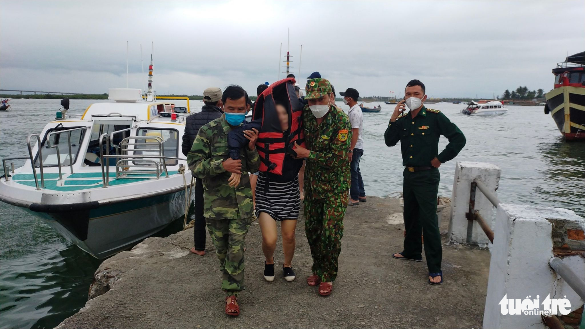 Rescuers take one victim ashore after a canoe capsized off Vietnam’s central coast of Hoi An in Quang Nam Province, February 26, 2022. Photo: Colonel Hoang Van Man Handout via Tuoi Tre